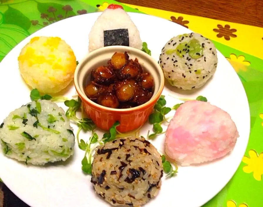 ✨Mini onigiri...ミニおにぎり(梅ぶし、ソラマメ&黒ごま、カブの漬物、こんぶ&白ごま、京菜 とたくあん)|🌺Sanntina🌺さん