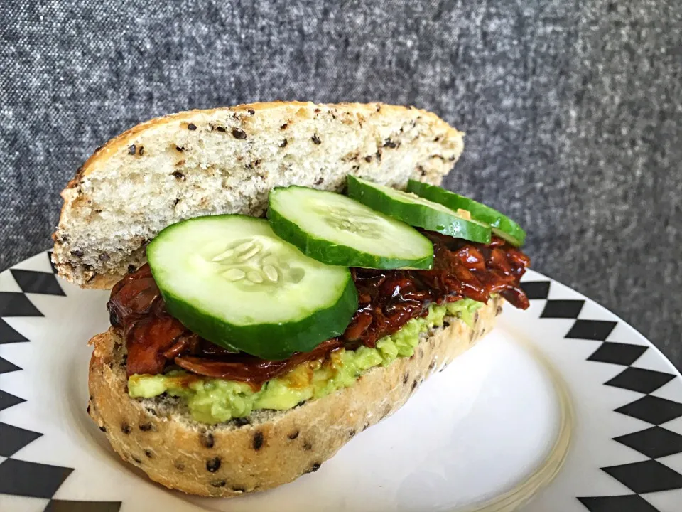 Pulled chicken sandwich with smashed avocado & cucumbers|coxiella24さん