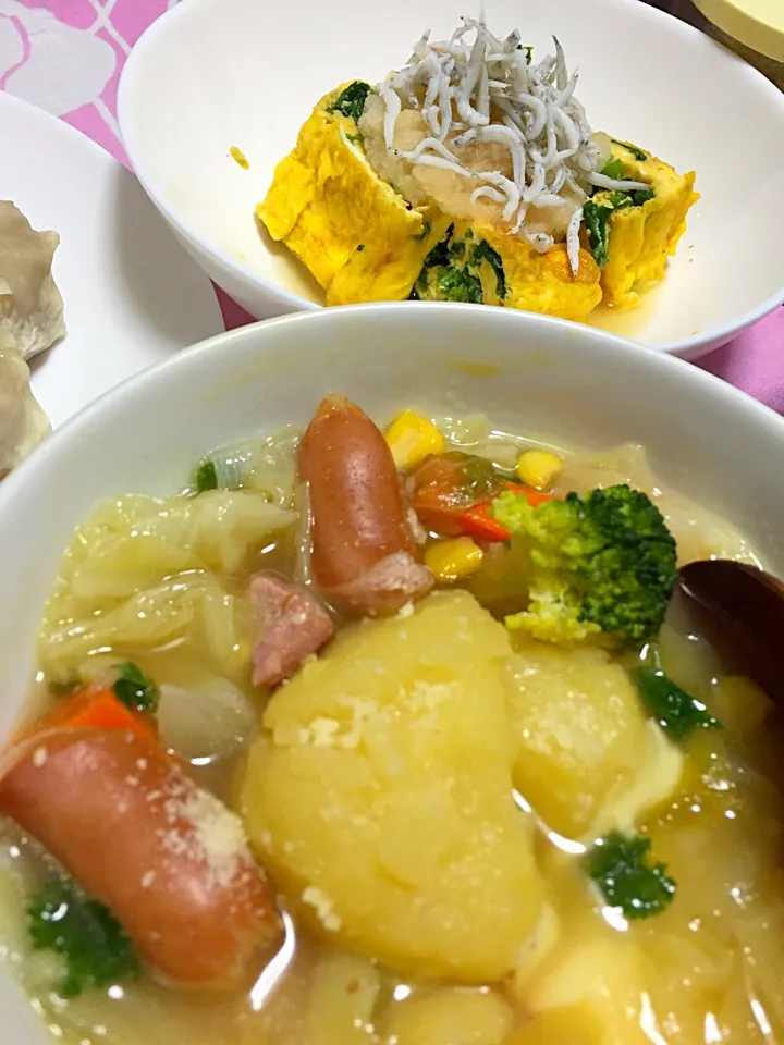 Snapdishの料理写真:朝夕さむいので、野菜をたくさん摂ってからだを温まりそうなpot-au-feu。ほうれん草の卵焼きに蕪のおろしとシラスをオン。|もじゅさん