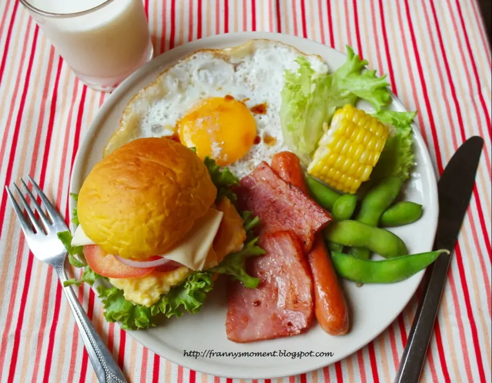 breakfast
Full of energy today ! Yummy yummy ~

Homemade pumpkin bun + egg mayo + sausage + smoked ham + sunny side up + corn +  edamame|Frannyさん