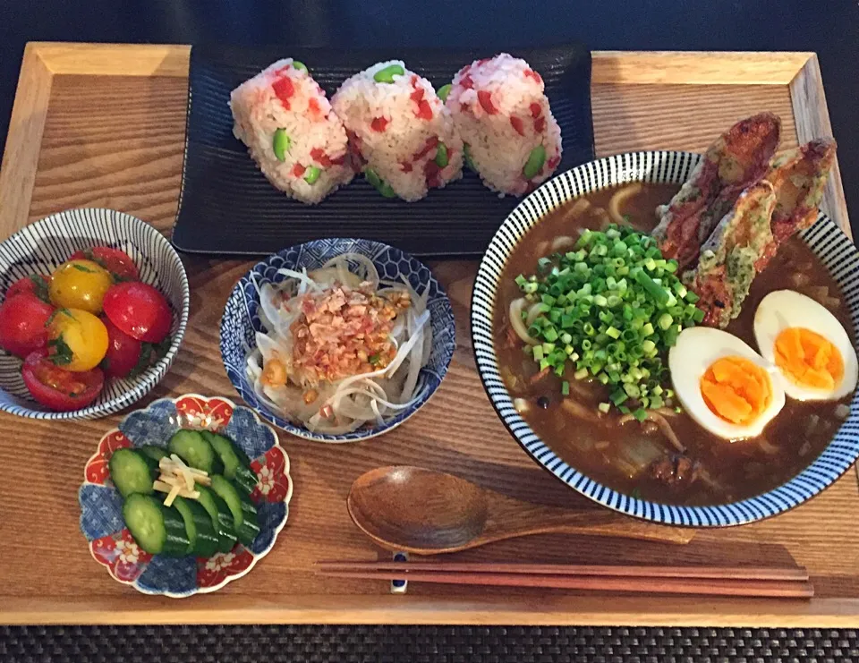 ⭕️カレーうどんと竹輪の磯辺揚げトッピング
⭕️ミニトマトのマリネ
⭕️玉ねぎのサラダ
⭕️枝豆とカリカリ梅のおにぎり|ayumiさん