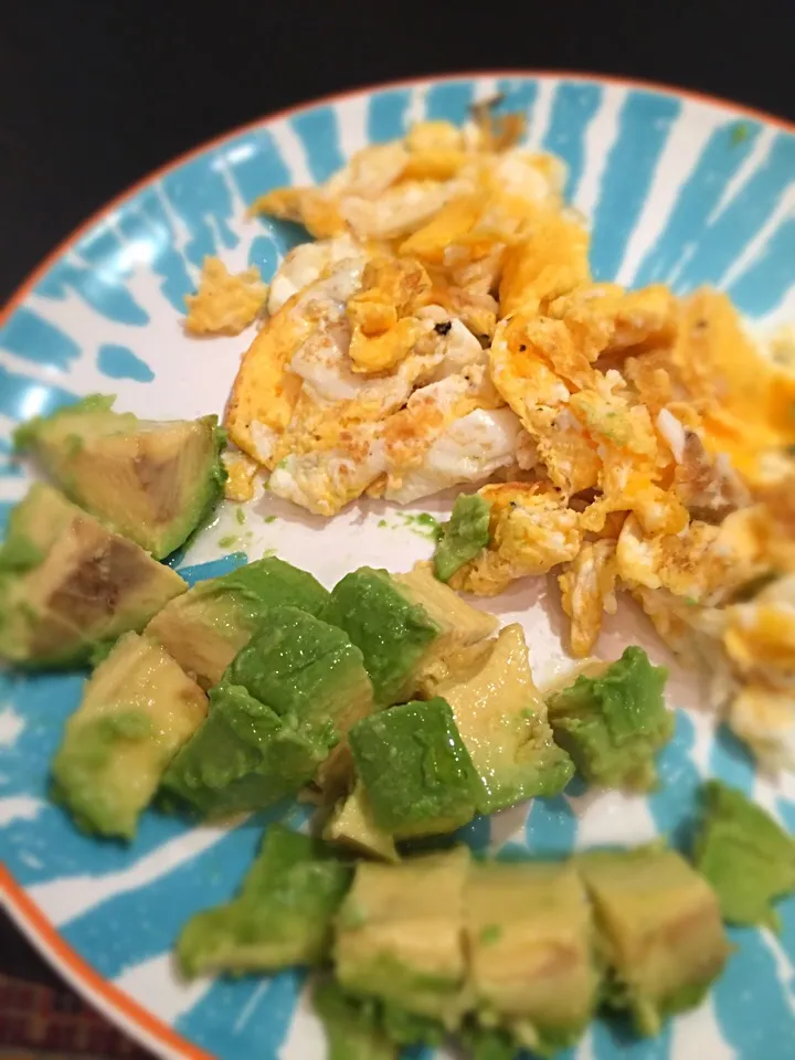 Snapdishの料理写真:Breakfast: eggs and Avocado cubes!|Souad Mokdadさん