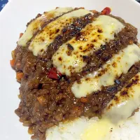 炙りチーズ乗せキーマカレー🍛|あっちゃんさん