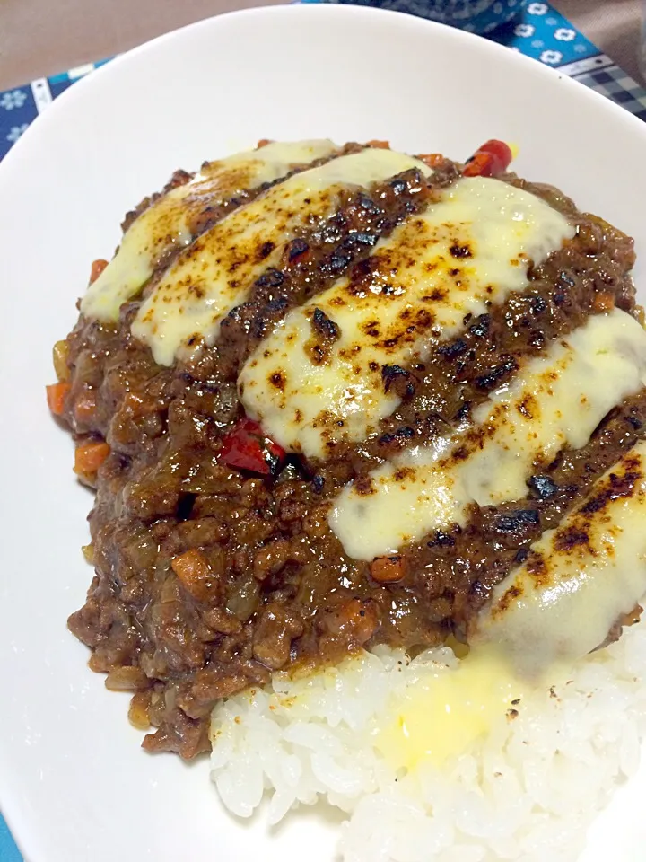 炙りチーズ乗せキーマカレー🍛|あっちゃんさん