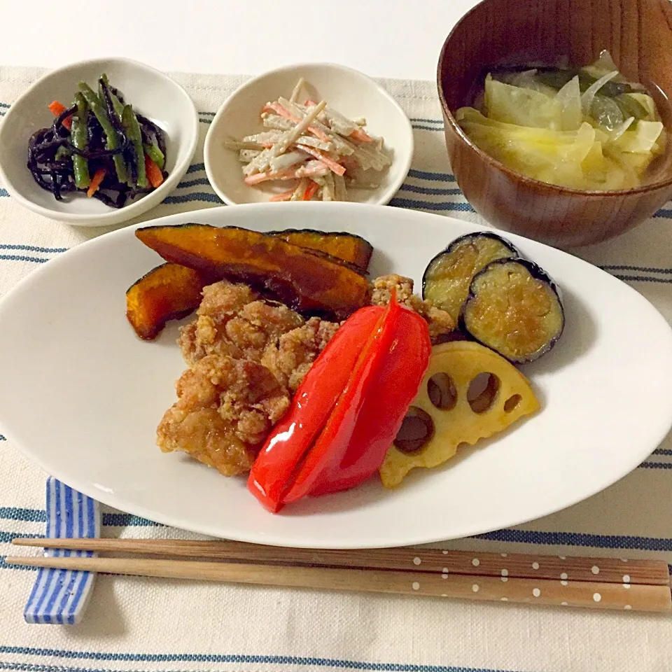 野菜のマリネと唐揚げ・お味噌汁(野菜×わかめ)・副菜|Accaさん