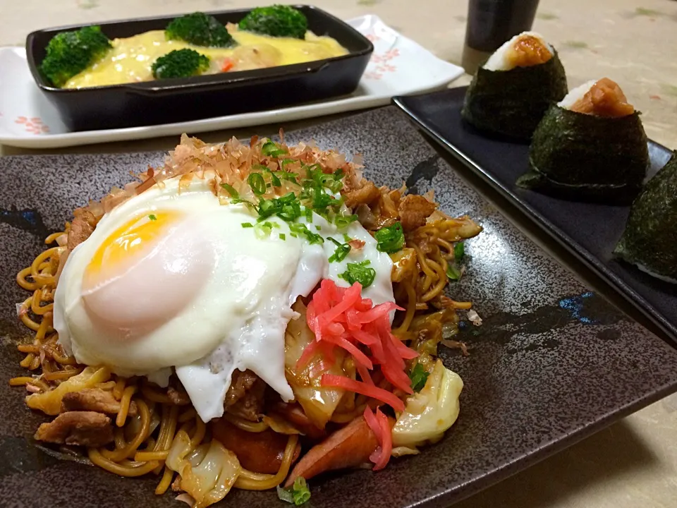 Snapdishの料理写真:焼きそばとイカ天むすとはちみつ梅のおにぎりと（笑）シチュードリア😁❤️|makoさん