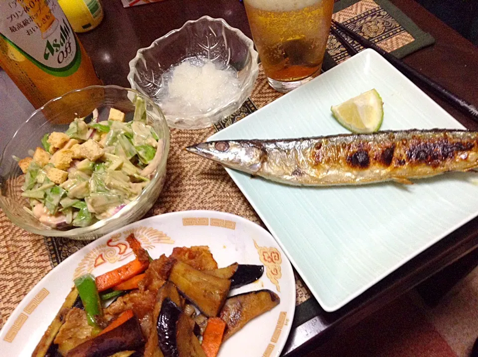 Snapdishの料理写真:秋刀魚の塩焼き＆豚肉とナスの炒め物＆水菜とエビのサラダ|まぐろさん