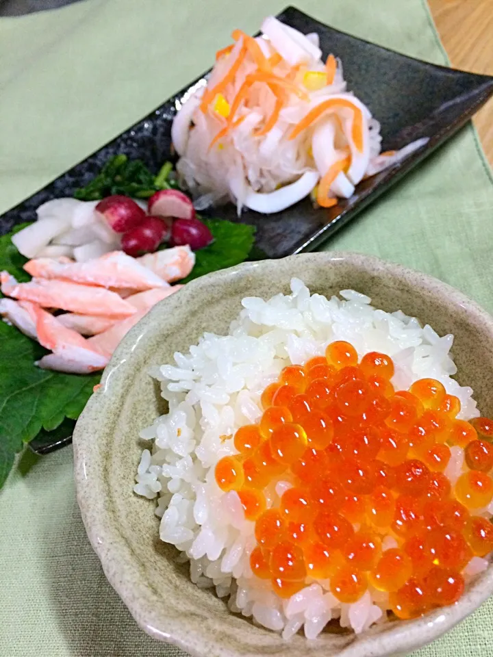 いくら飯〜カニとラディッシュをエゴマにのせて大根なますと|あまねこ🌿さん