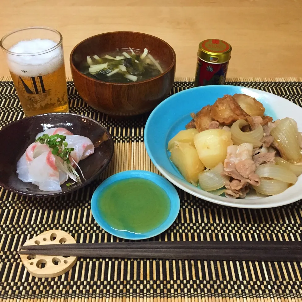 Snapdishの料理写真:鯛のお刺身を煎り酒で、油麩入り肉じゃが、筍とワカメのお味噌汁|maruruさん