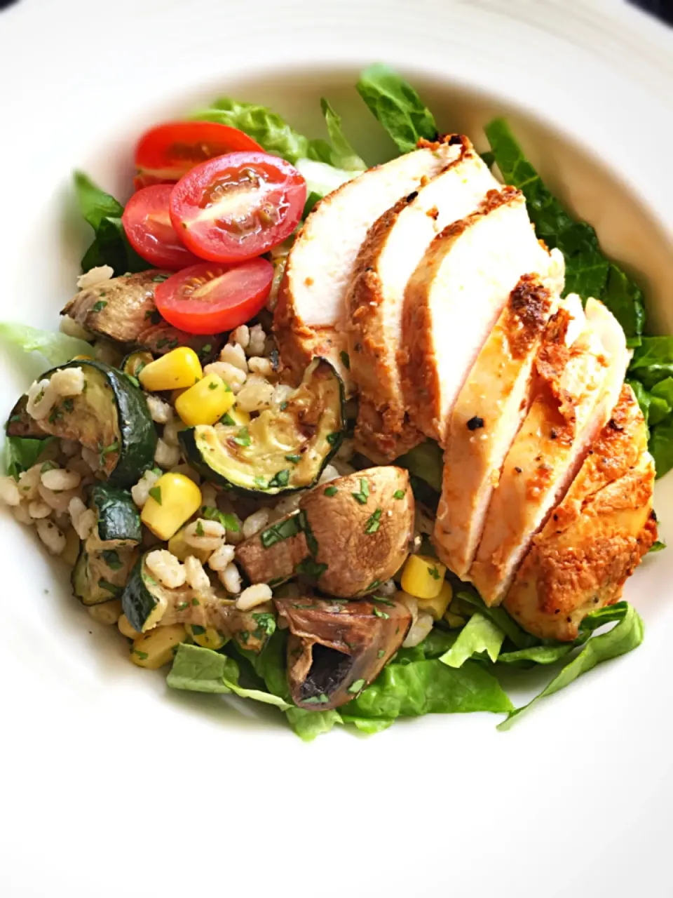 Roasted vegetables & barley salad with sundried tomato pesto grilled chicken breast on romaine lettuce|coxiella24さん