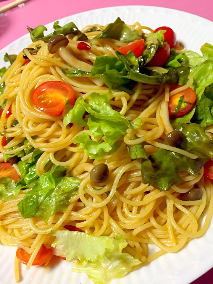 桜央里ちゃんの料理🍝カルディのパスタソースで。トマトペペロンチーノ🍅|ロコタンさん