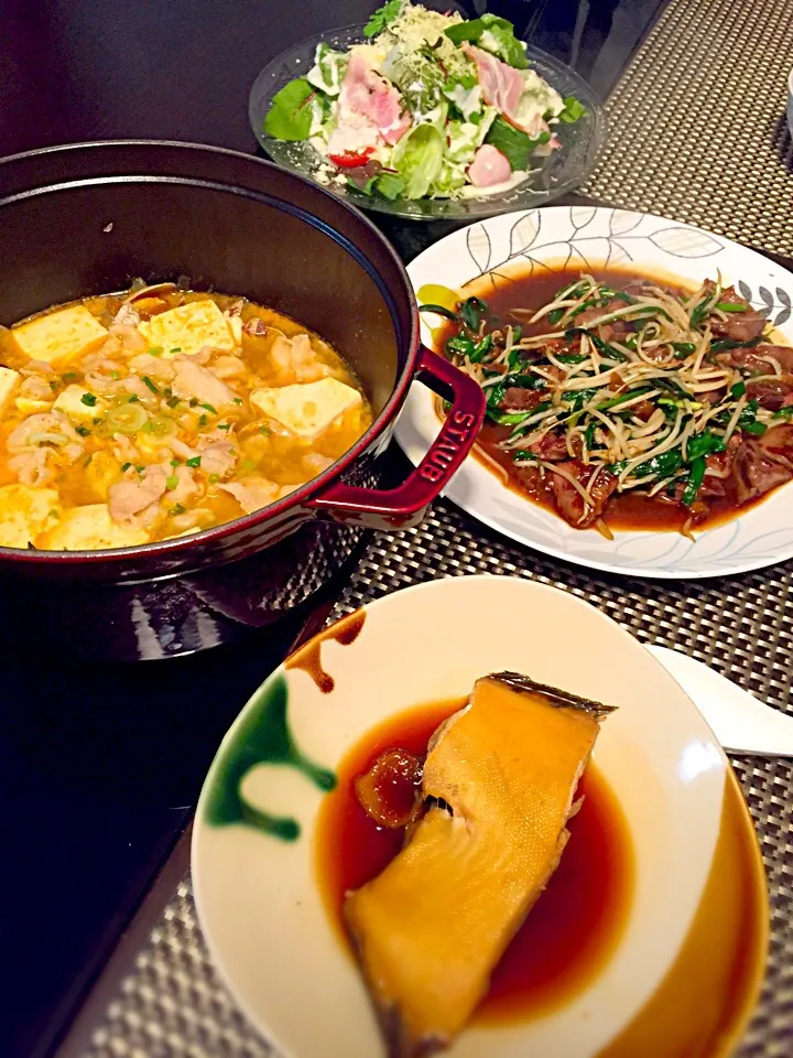 今日は手抜きっ‼️ごめんなさい🙏💦
＊ストウブでスンドゥブ
＊鶏レバニラ
＊シーザーサラダ
＊カレイの煮付け
とんでもないバラバラメニュー笑|eriさん