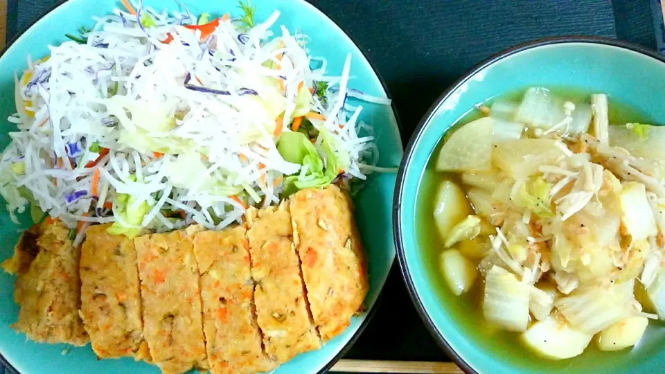 旦那のダイエット夕食　鶏挽肉の松風焼き
白菜とジャガイモの煮付け(干しえび風味)
大根サラダ|mic  juniさん