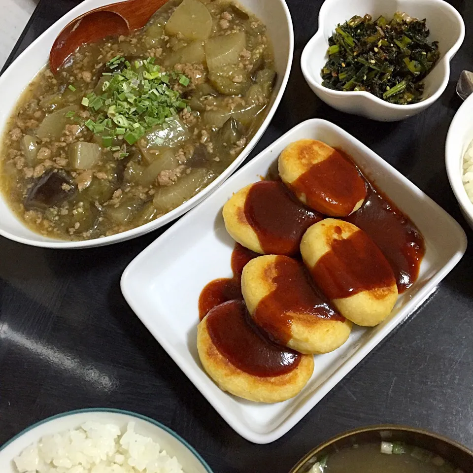 今日の晩ご飯は、大根となすのそぼろあんかけ煮、豆腐ハンバーグ、大根葉のふりかけ、写ってないけど五目豆、味噌汁。|ゆえさん