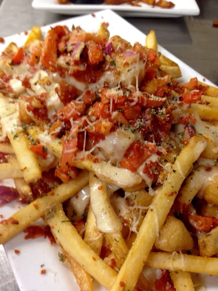 Italian Poutine 
Alfredo, French Fries, cheese curds and roast bruschetta|peggy waldonさん