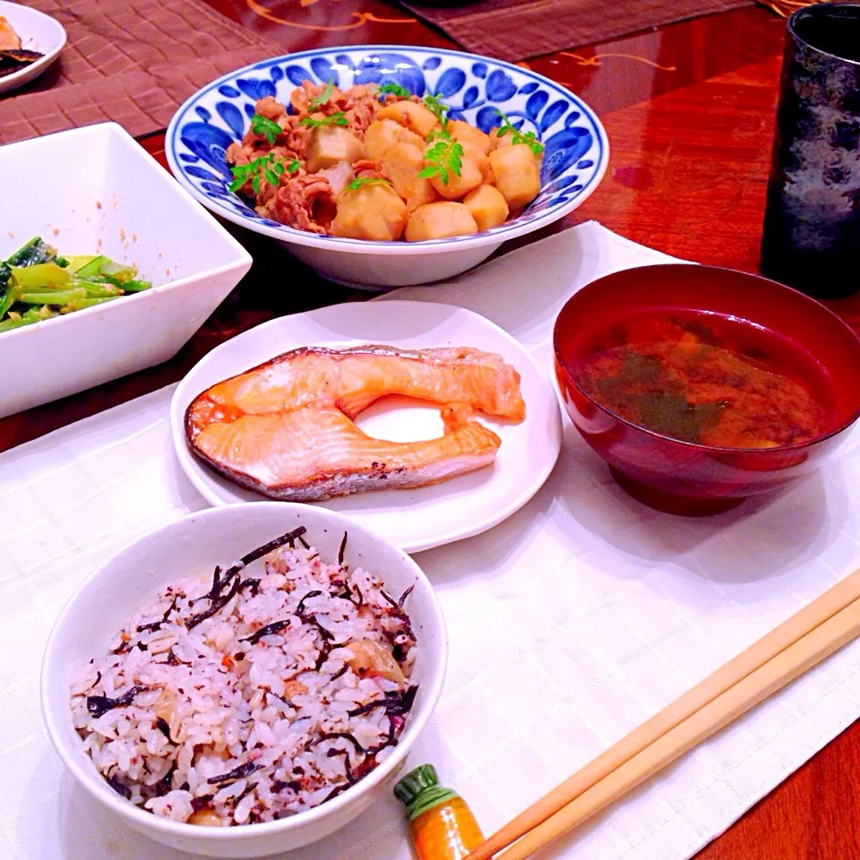 ひじきとゆかりの混ぜご飯
秋鮭の塩焼き
里芋と豚肉の煮っ転がし
小松菜の胡麻和え 
大根の味噌汁|ちゃたままさん