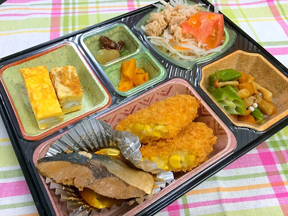 Snapdishの料理写真:ぶりの照り焼き 日替わり弁当 豊川市宅配弁当屋|Naokazu Kuritaさん