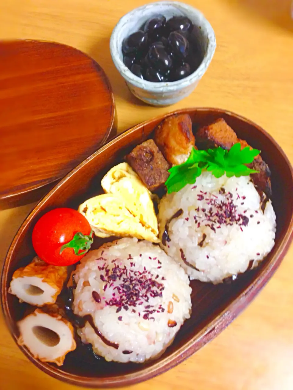 おにぎり弁当🍙 鮭唐揚げ、玉子焼き、竹輪、プチトマト|kctreeさん