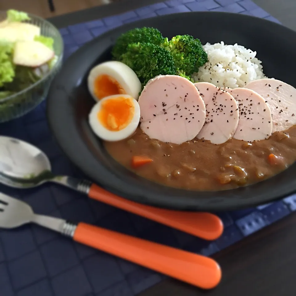 昼食◎ ベジブロスで野菜カレー💚鶏ハム乗せ🐔|しょちちさん