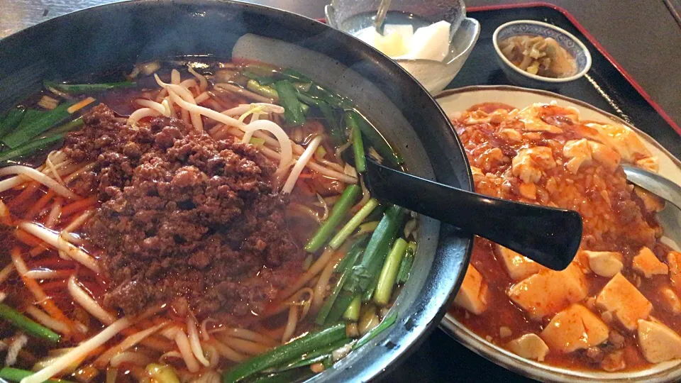 【日替定食】台湾ラーメンと小麻婆豆腐丼を頂きました。|momongatomoさん