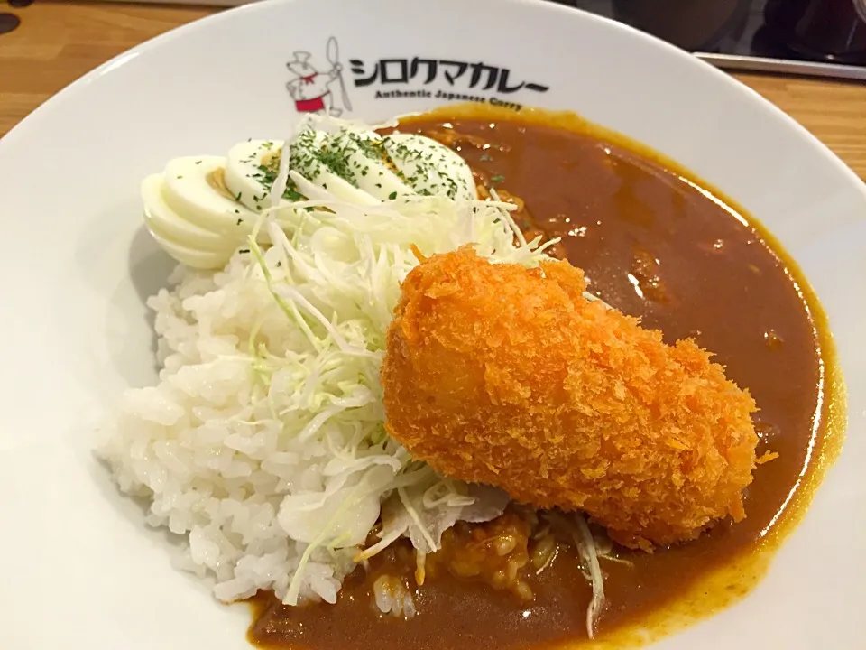 チキンカレーちょい盛りにカニクリームコロッケとゆで玉子|マハロ菊池さん