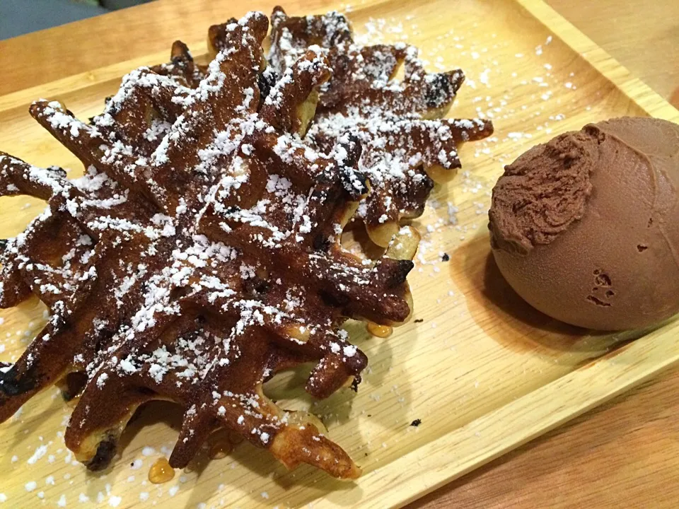 Chocolate waffle with bitter cocoa ice cream @ rabbit owl cafe|Ong Sor Fernさん