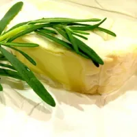 Creamy Camembert cheese n fresh rosemary. Match in heaven|Intan Zubaidahさん