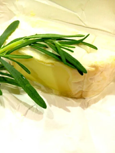 Snapdishの料理写真:Creamy Camembert cheese n fresh rosemary. Match in heaven|Intan Zubaidahさん