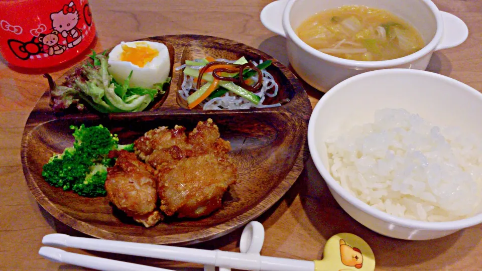 娘ご飯☆唐揚げ、きゅうりと春雨の酢の物、白菜の味噌汁  
やっと揚げ物してあげれた！|みかさん