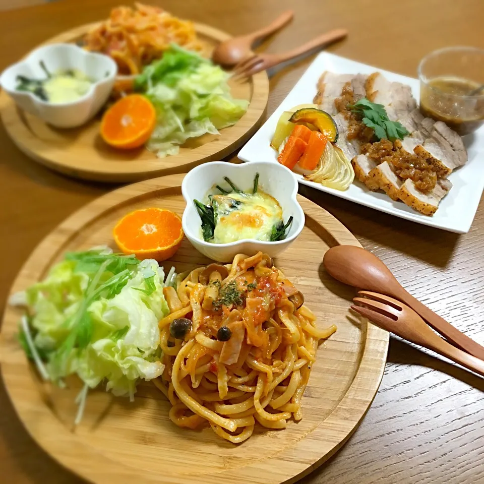 11/6 今日の夜ごはん🍴（ローストポークとグリル野菜、きのこのトマトクリームパスタ、ほうれん草のココット、サラダ）|むぎママさん