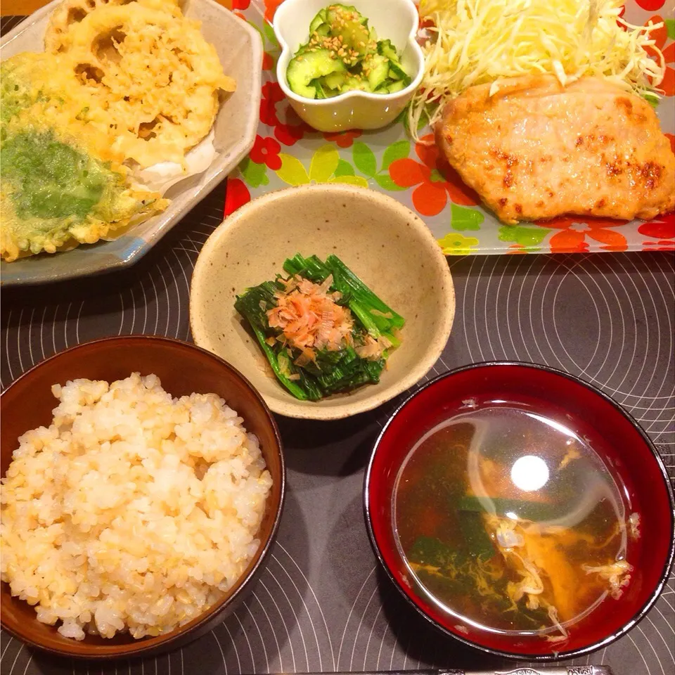 Snapdishの料理写真:今日の夕飯
豚味噌漬け焼き
大葉の天ぷら
ハスの天ぷら
ほうれん草のおひたし
玄米ごはん
ニラ卵のお吸い物|Yuka Yasudaさん