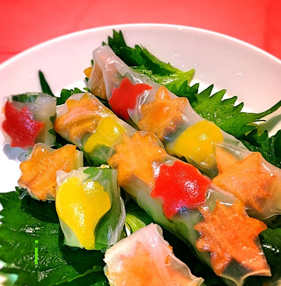 紅葉の生春巻き 柿とパプリカを使って 【summer rolls of autumn leaves / persimmon and paprika inside】|izoomさん