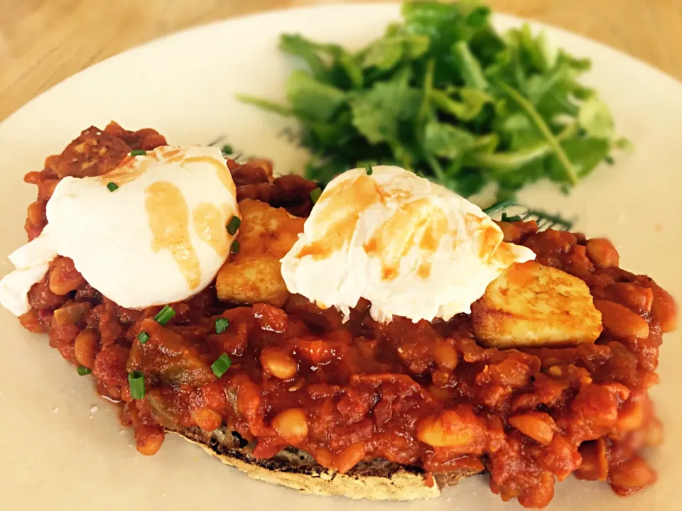 Beans, hulloumi, rocket and poached egg on toast.|Sergio Lacuevaさん