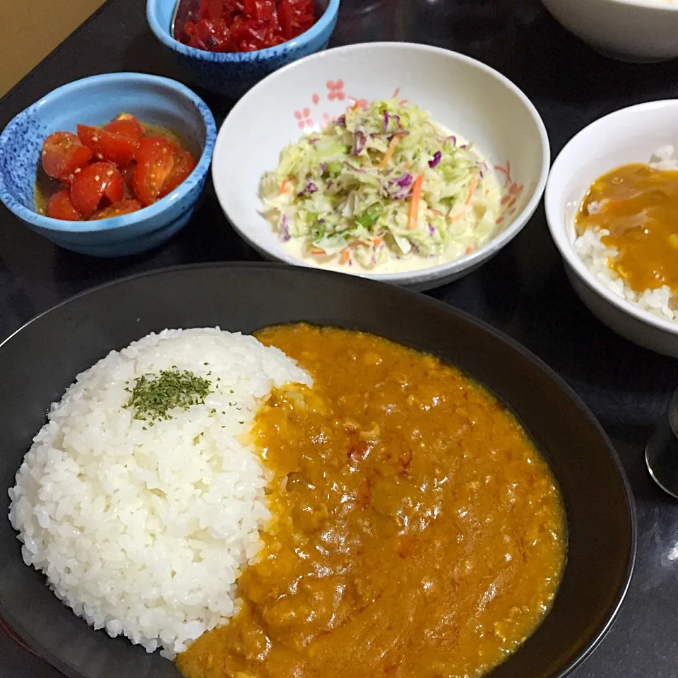 今日の晩ご飯は、レトルトの柚子胡椒キーマカレー、コールスローサラダ、プチトマトの胡麻和え。|ゆえさん