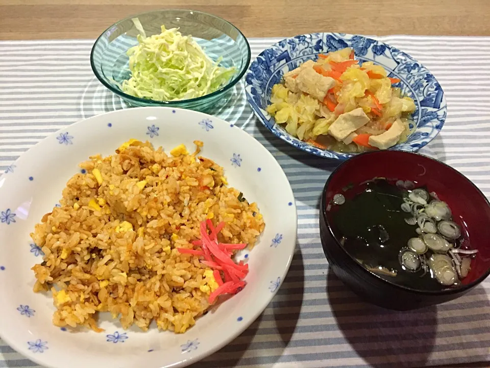 キムチ炒飯・高野豆腐とキャベツしらたき炒め煮・千切りキャベツとオニオンスライスサラダ・和風わかめスープ|まーままさん