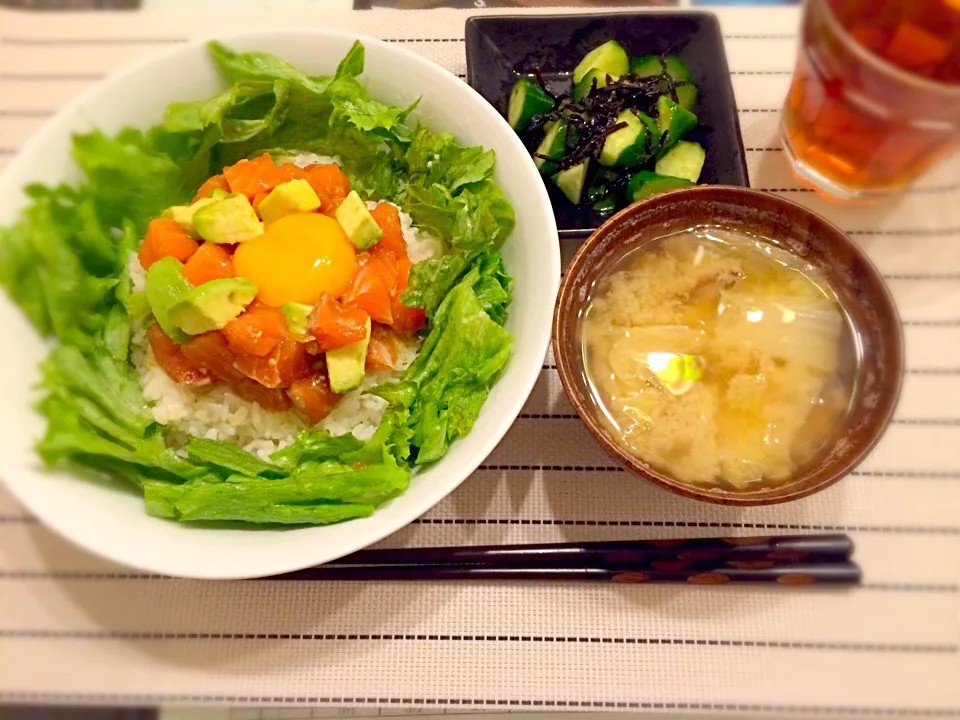 Snapdishの料理写真:アボカドとサーモンのタルタル
白菜と椎茸のお味噌
きゅうりと塩昆布のお漬け物|turumoさん