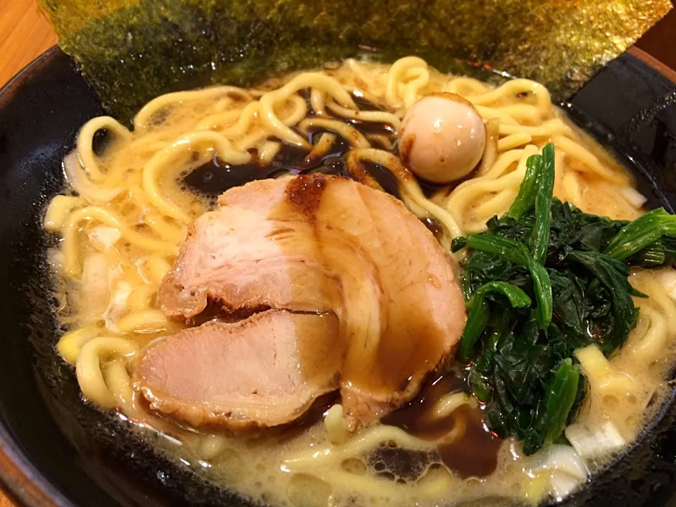 Snapdishの料理写真:黒家系ラーメン かため こいめ|tecklさん