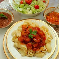 Snapdishの料理写真:pasta with prawns in chilli sauce. . yummylicious|Jamilaさん