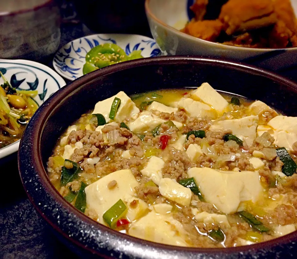 晩ごはん 花山椒のきいた塩麻婆豆腐 かぼちゃ煮物 もやしと三つ葉のナムル 青トマトの浅漬け ワカメとネギのスープ 白飯|ぽんたさん