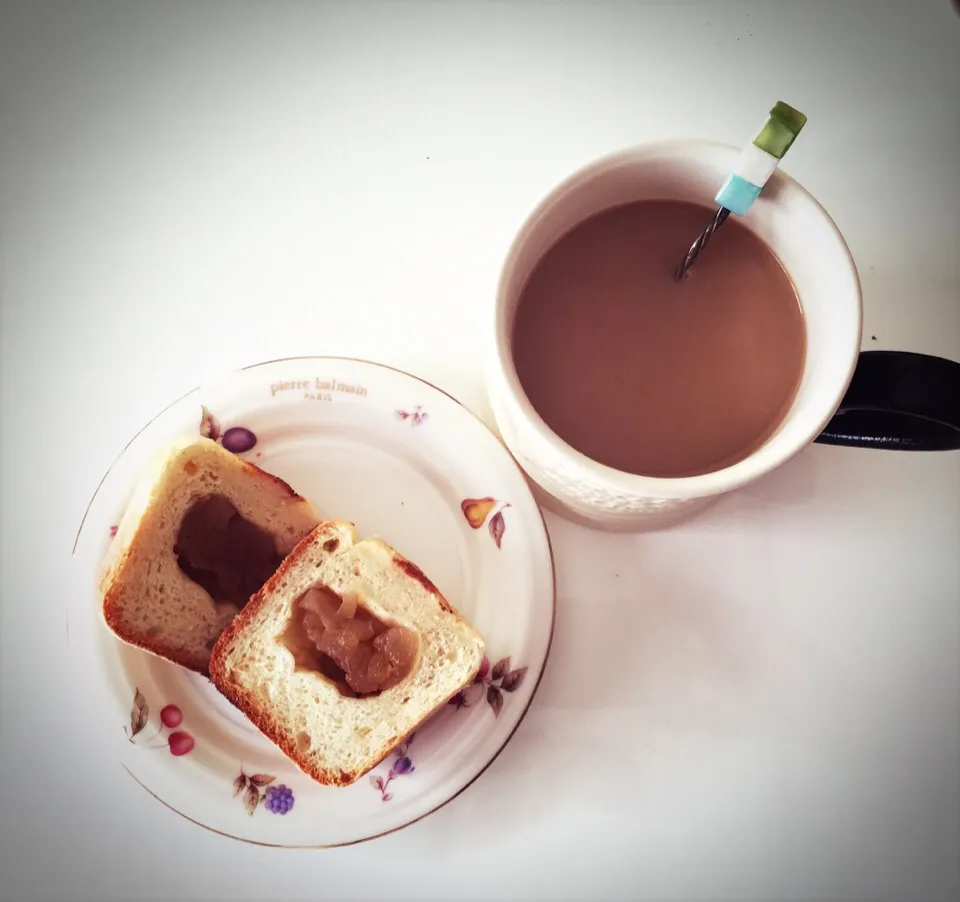 モーニング カフェオレとリンゴ入りパン|nokorinさん