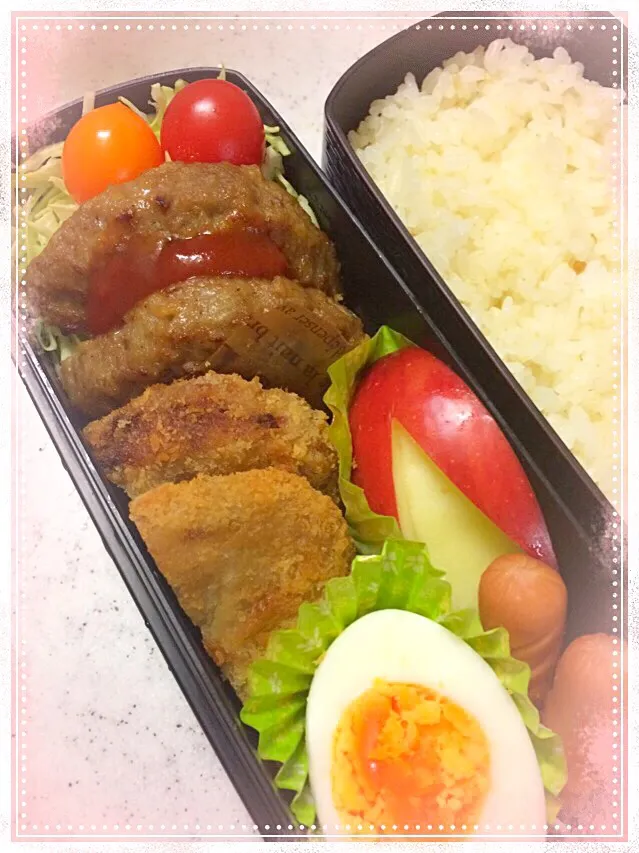 Snapdishの料理写真:手作りハンバーグとメンチカツのお弁当|たかこママさん