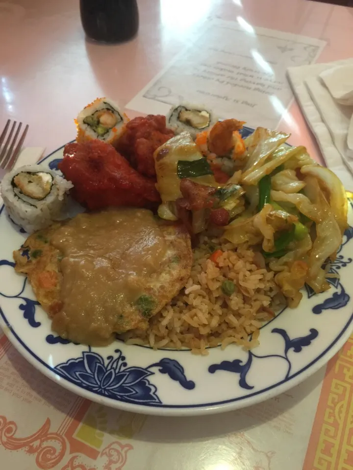 Fried rice, chicken wings, cabbage, egg foo young w/gravy & sushi.|Richard Thompsonさん