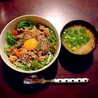 茄子と万願寺とうがらしと人参の甘辛丼、大根の味噌汁|ぼぶさん