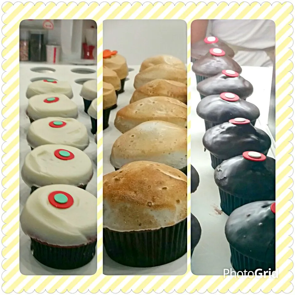 Trip to Los Angeles - October, 2015.  S'mores cupcakes in the middle are my favorite  cupcakes.|Jihollandさん