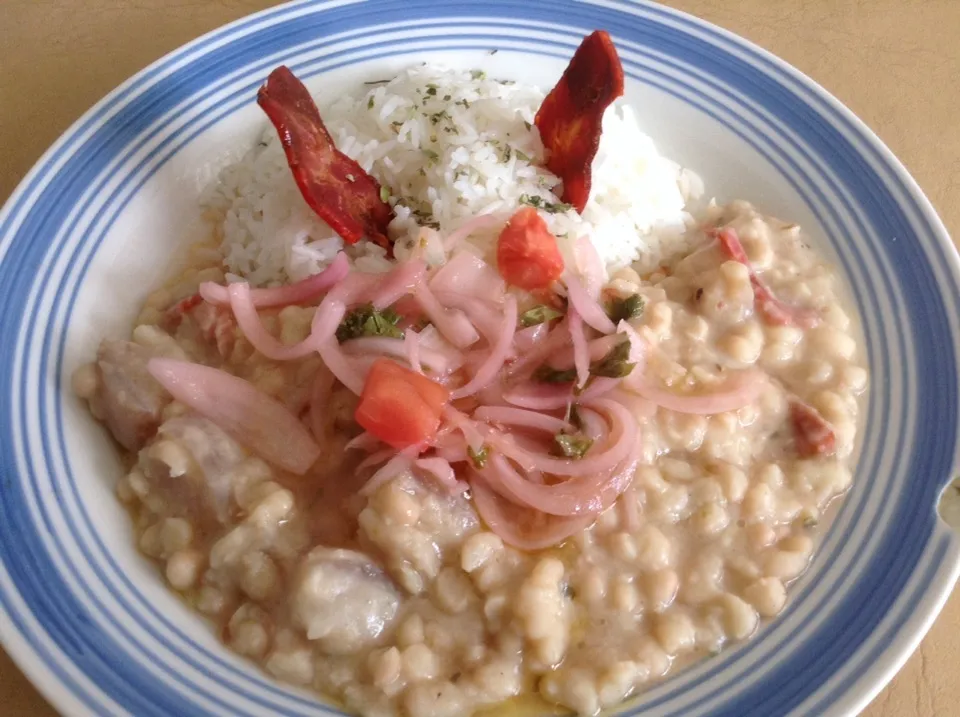 Snapdishの料理写真:Frejoles Panamitos con salsa criolla y chips de tocino|Justo Romeroさん