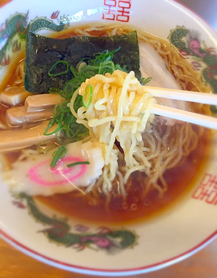 ずーーーっと気になってたラーメン屋さんにようやく来れたぜよ！
田島の醤油ラーメン、いただきまーす♪|ASuzukiさん