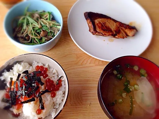 お昼ごはん
☆イクラ丼
☆ぶりの照り焼き
☆水菜ときのこ炒め
☆大根のお味噌汁|けいさん