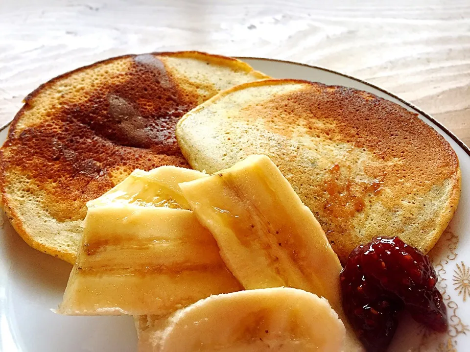 ホットケーキミックスに、柚子汁、きな粉、ゴマ、アーモンド粉を入れて焼いてみました。柚子の香りがいいです。メープルシロップ、バナナ、ラズベリージャムを添えて。|pepiさん