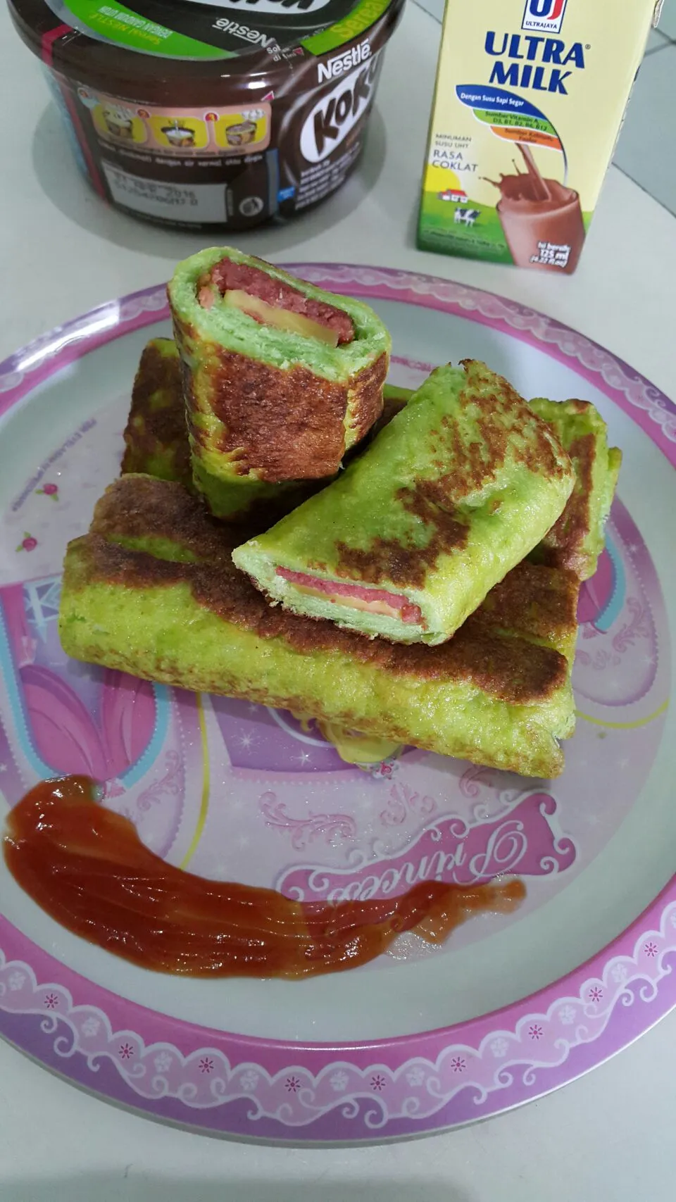 Snapdishの料理写真:roti telur panggang dengan keju dan beef #yummy|Nur Falah Setyawatiさん