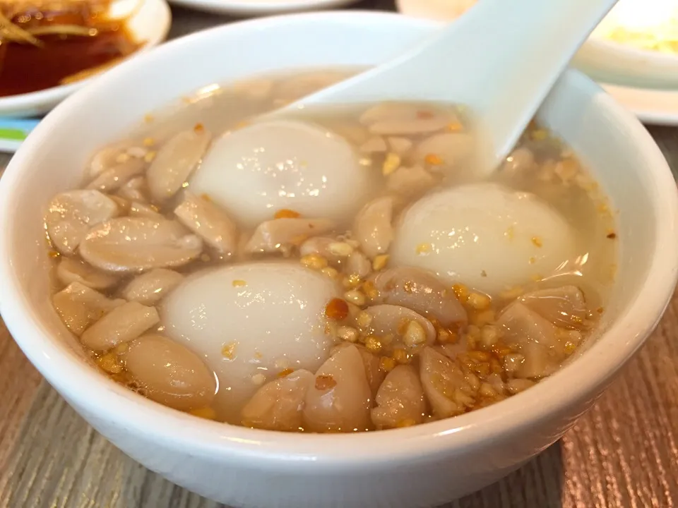 Snapdishの料理写真:Glutinous rice balls in sweet peanut soup|catwoollyさん